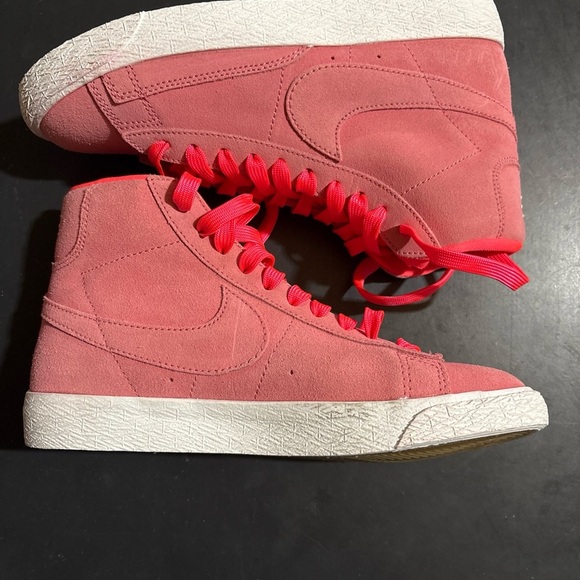 Nike Kids Sneakers in Pink and White - Picture 2 of 5